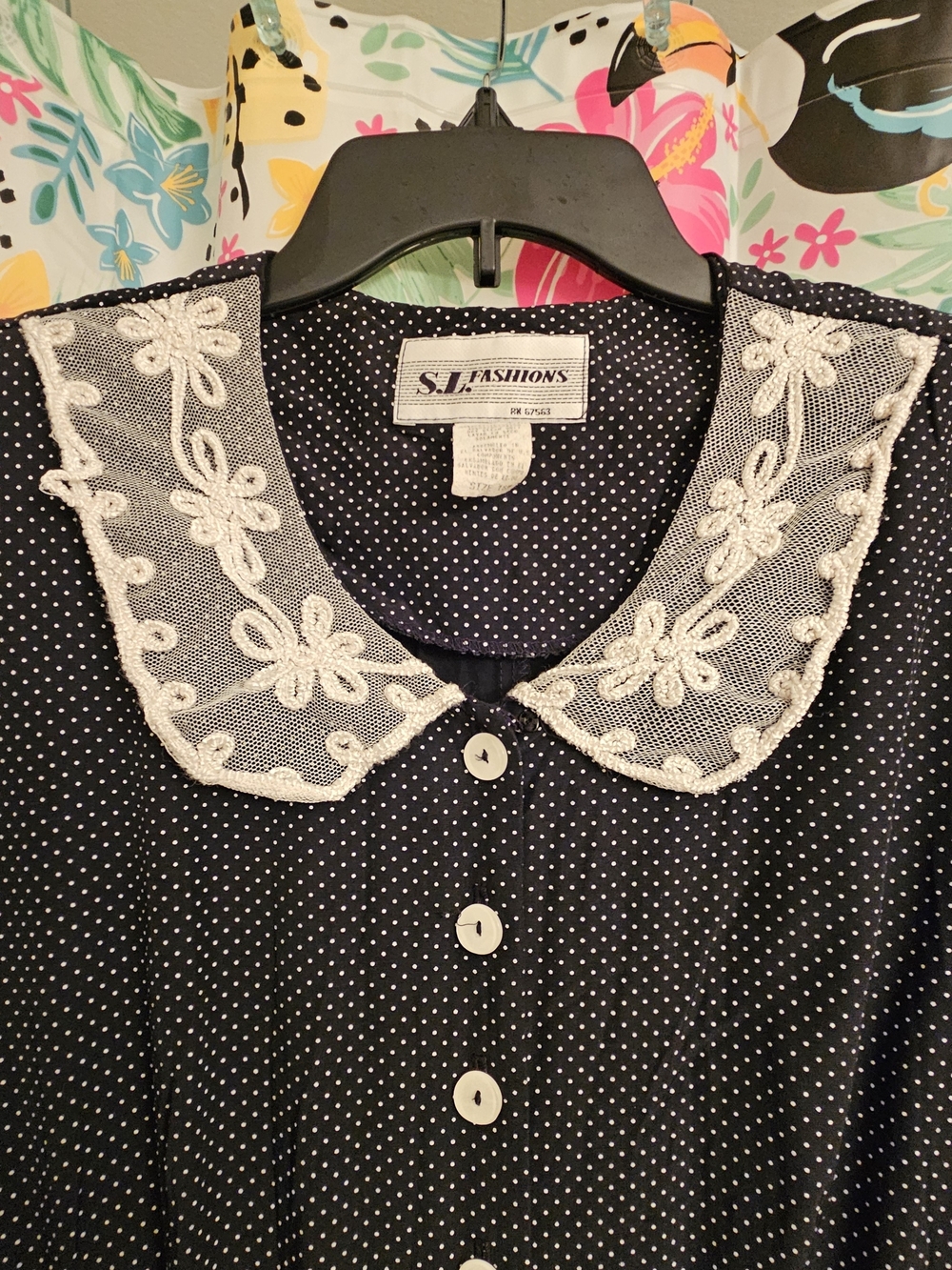 Vintage-Inspired Polka Dot Button-Front Dress with Lace Collar - Picture 4 of 11